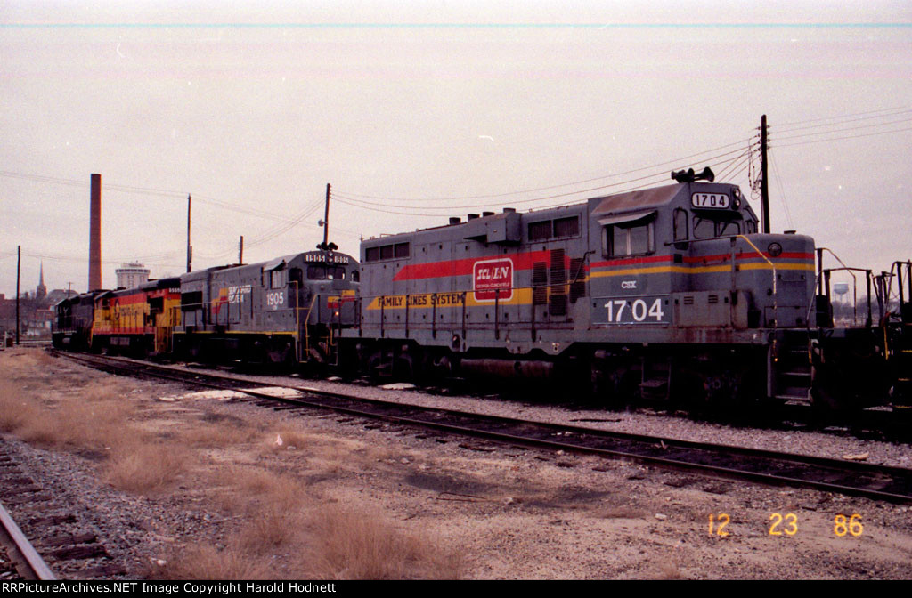 CSX 1704 and others near the turntable